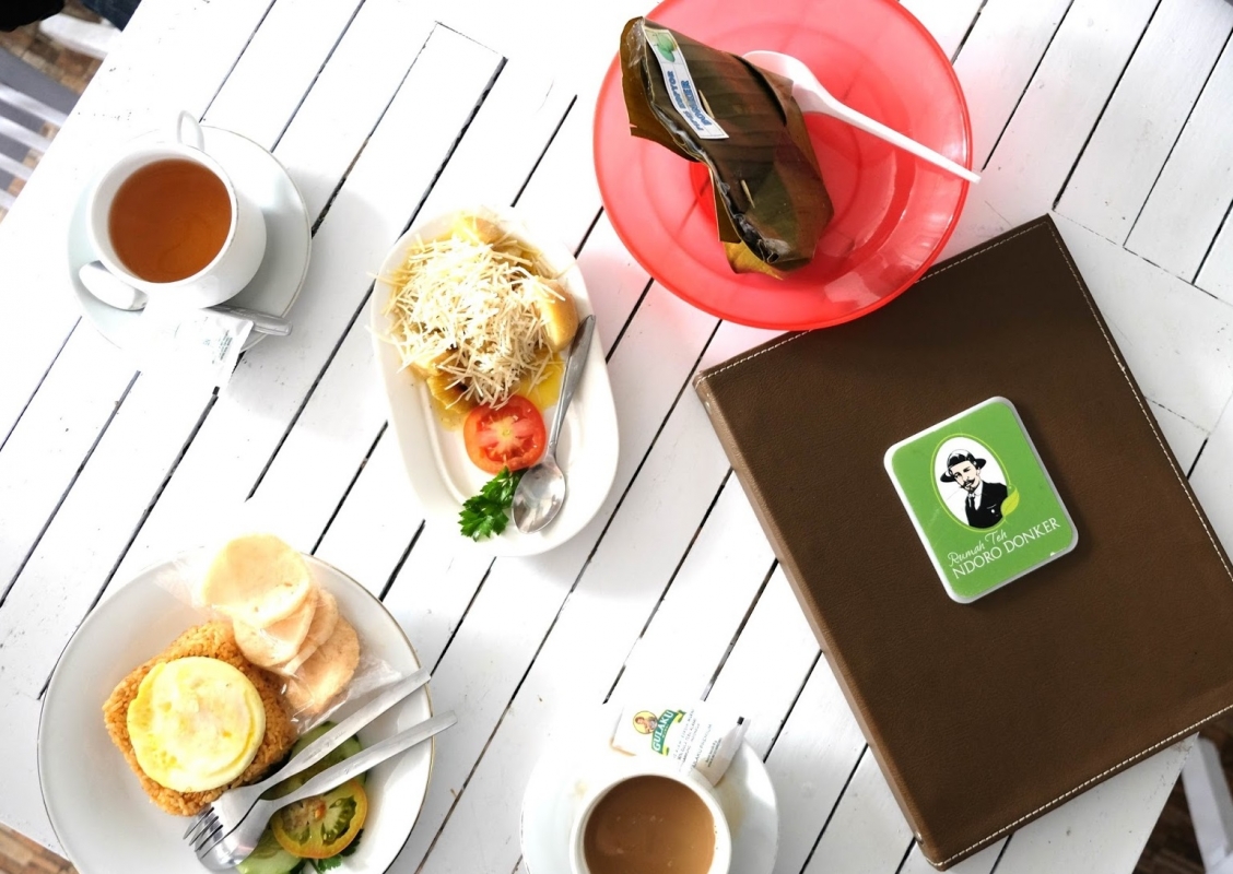 Liburan? Yuk, Sesap Harumnya Aroma Teh di Rumah Teh Ndoro Donker!